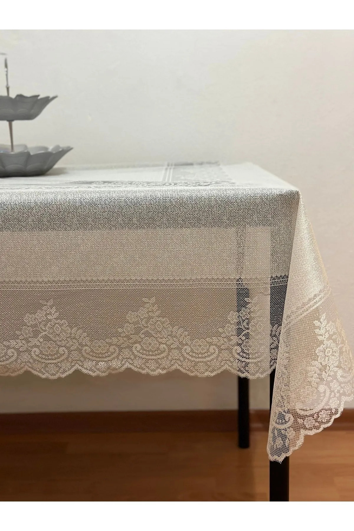 Çini Desenli Dertsiz Leke Tutmaz Dantelli Masa Örtüsü Krem 160x220 Cm
