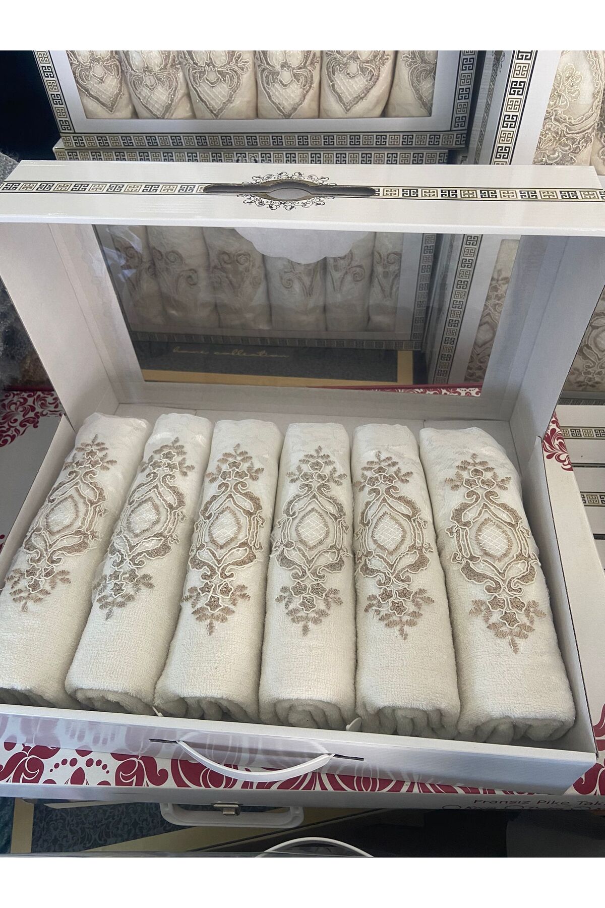 Güpürlü Saten Işlemeli, Desenli Kutulu Lüks Çeyizlik 50x90 6'lı El Yüz Havlu Seti