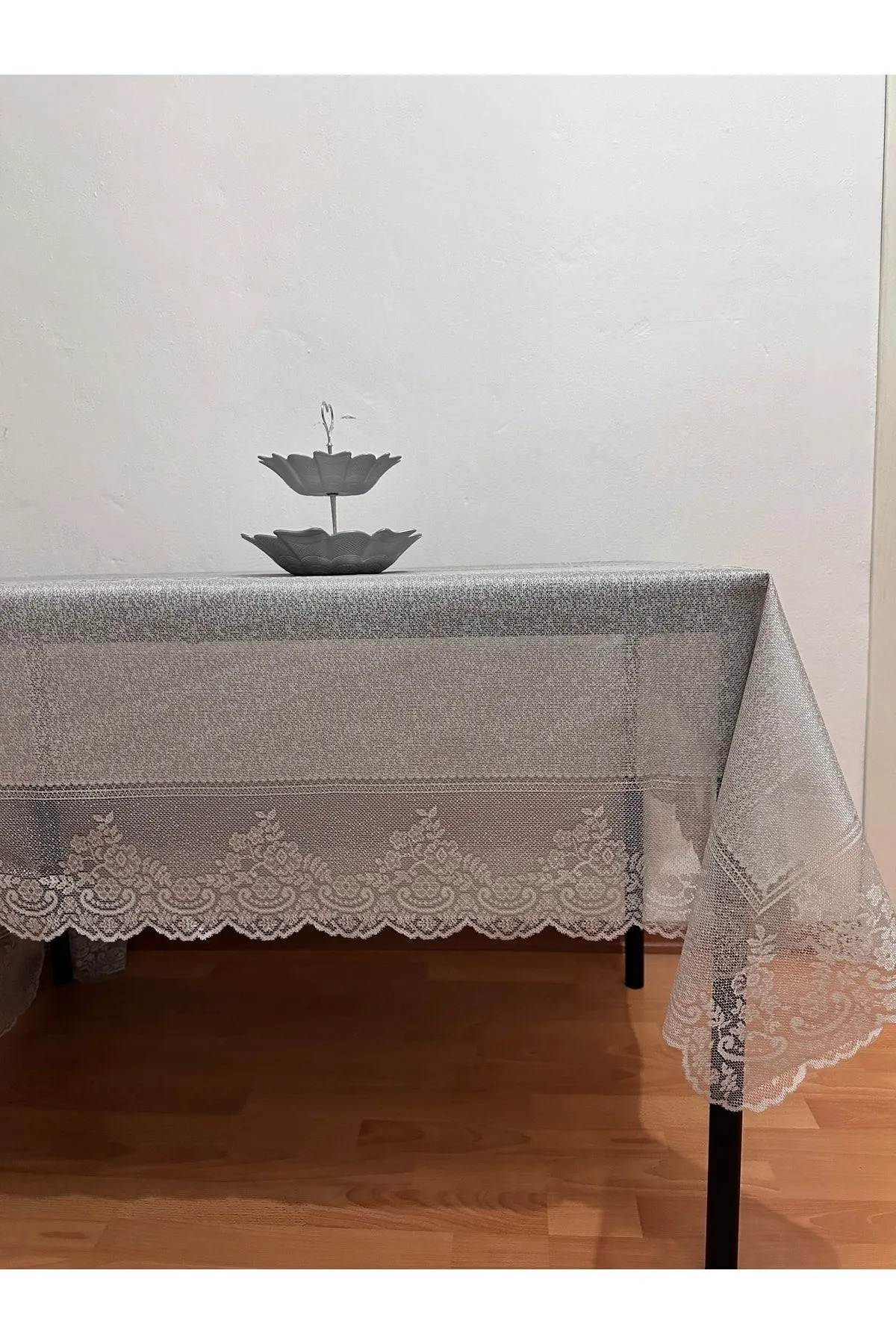 Çini Desenli Dertsiz Leke Tutmaz Dantelli Masa Örtüsü Gri 160x220 Cm