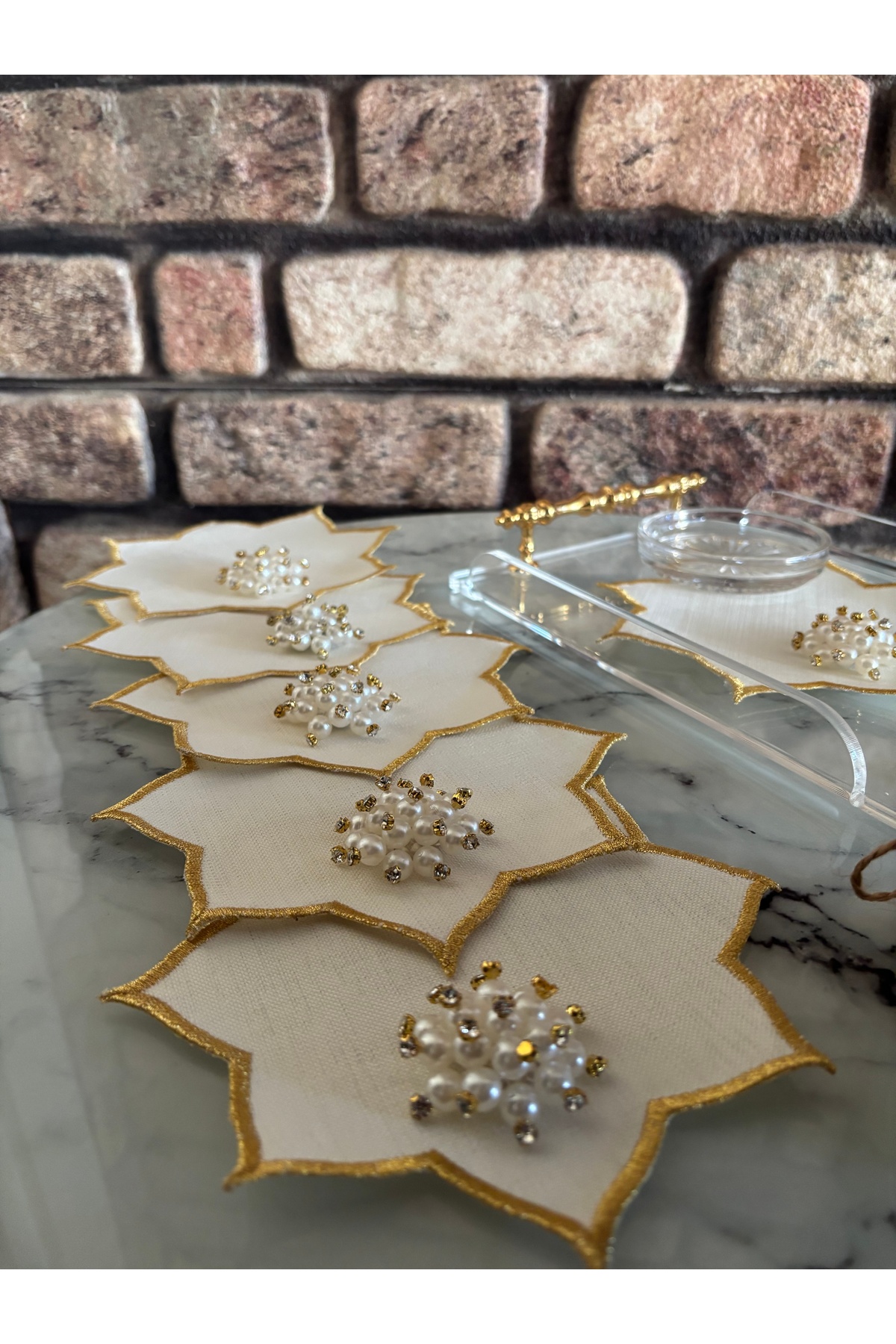 6 Adet İnci Broşlu Yıldız Model Gold Nakışlı Kokteyl & Kahve Yanı Sunum Peçetesi