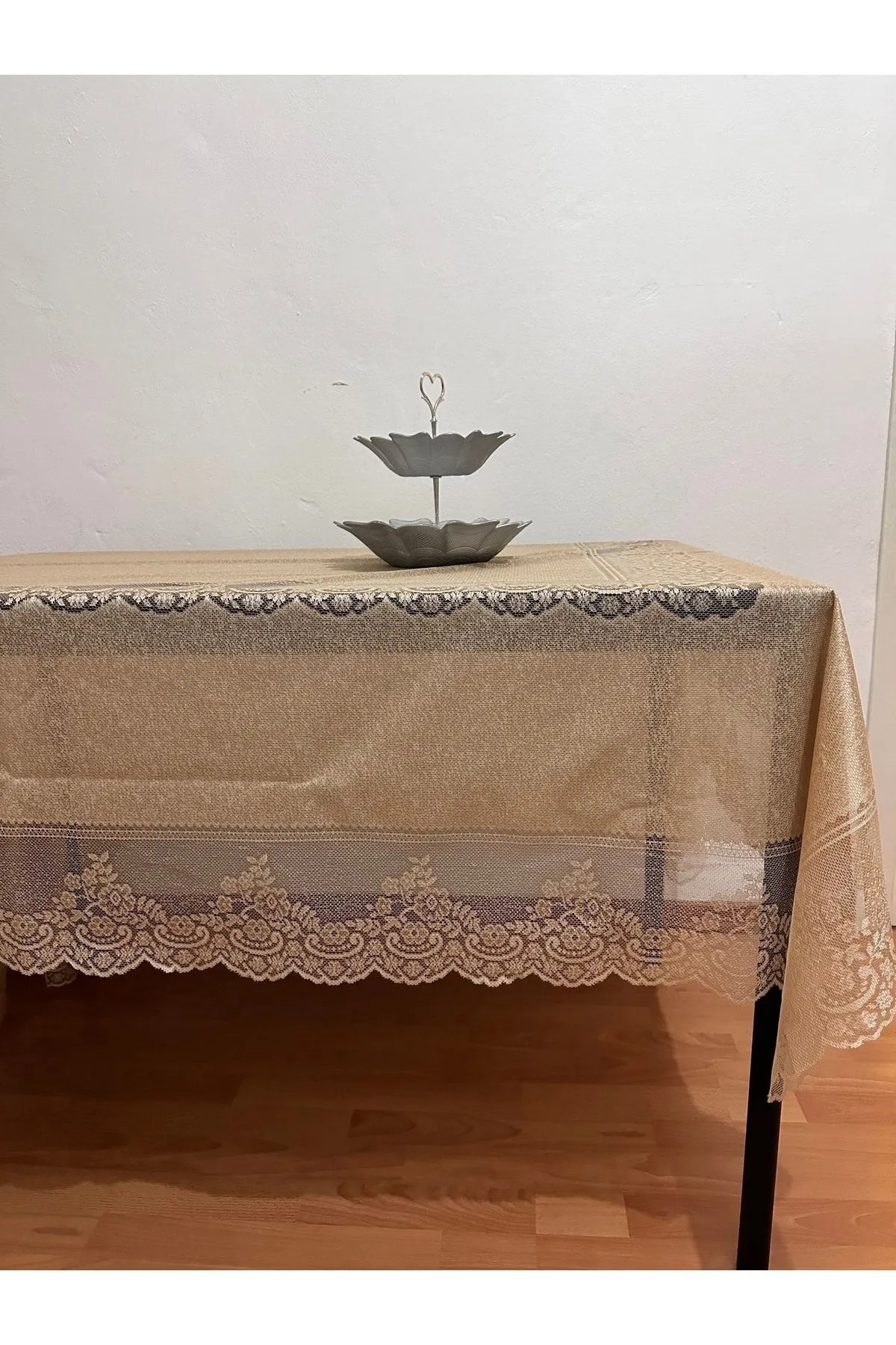 Çini Desenli Dertsiz Leke Tutmaz Dantelli Masa Örtüsü Kahve 160x220 Cm