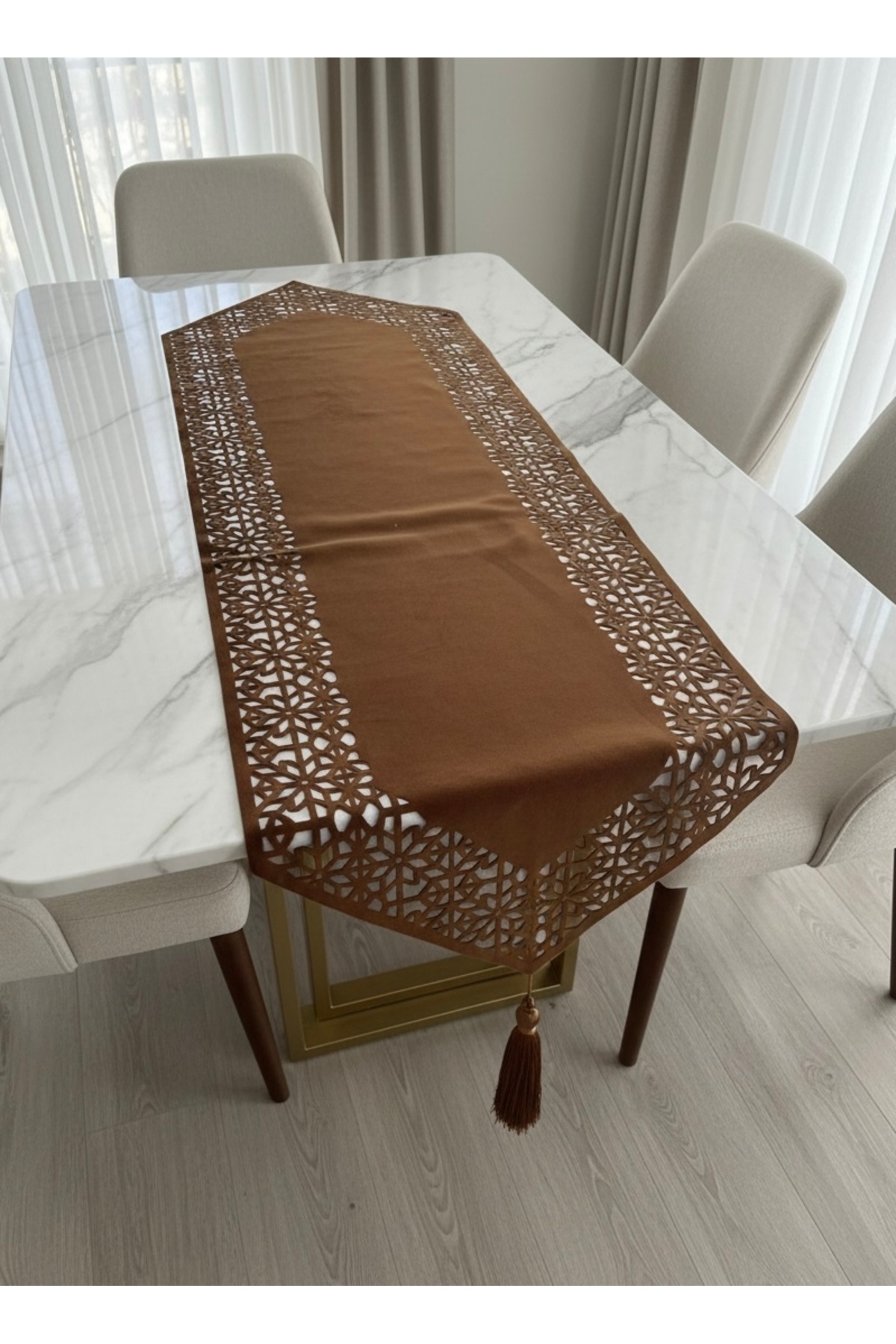 Sultan Model Kadife Kumaş Tül Detaylı Püsküllü Dekoratif Masa Örtüsü Runner